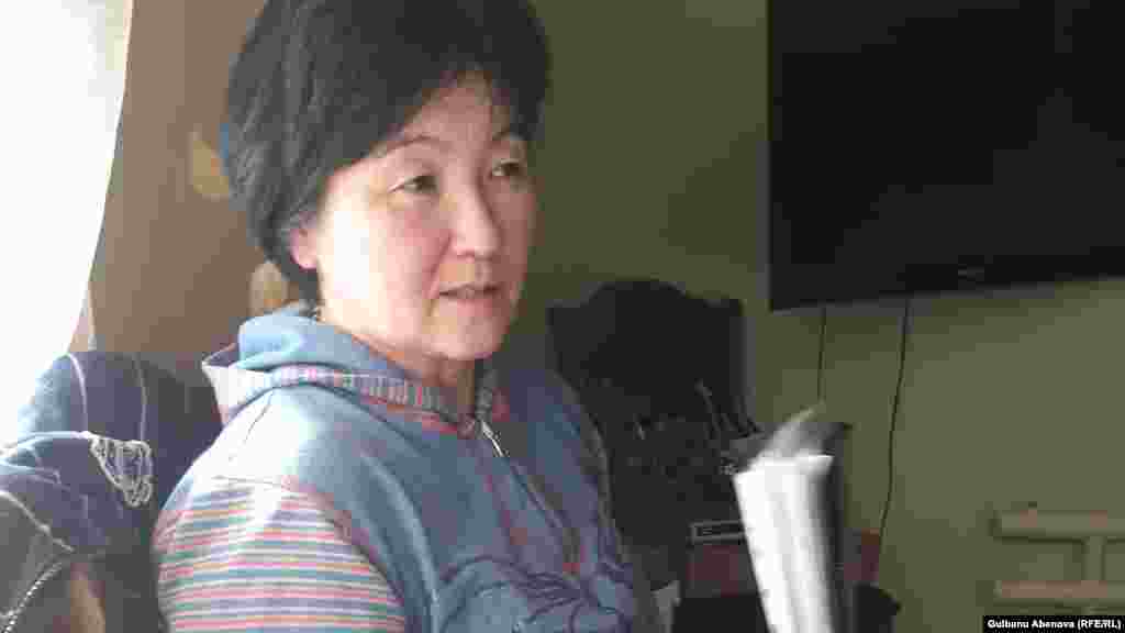 Жанар Темиргалиева построила дом на шести сотках в 2004 году. У нее трое детей. Она говорит, что не согласилась с предложенной властями компенсацией за снос, после чего ее дело передали в суд.
