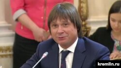 In February 2018, heart surgeon Yevgeny Pokushalov was dining in the Kremlin with Putin. A year later, he is in jail facing embezzlement charges.
