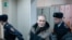 Денниса Кристенсена ведут в здание суда