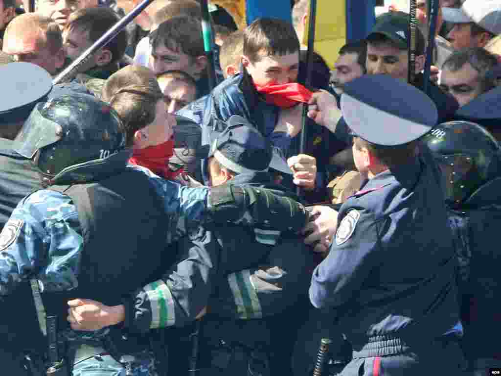 Ukraine -- Riot police clash with opposition supporters protesting against the ratification agreement on Russian Black Sea Fleet in Kyiv, 27Apr2010