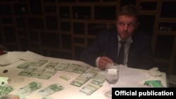 Губернатор Кировской области Никита Белых во время задержания при передаче взятки