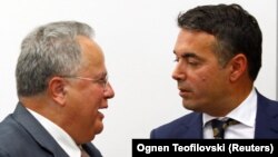 Nikos Kotzias (solda) makedoniyalı həmkarı Nikola Dimitrov ilə, avqust, 2017-ci il