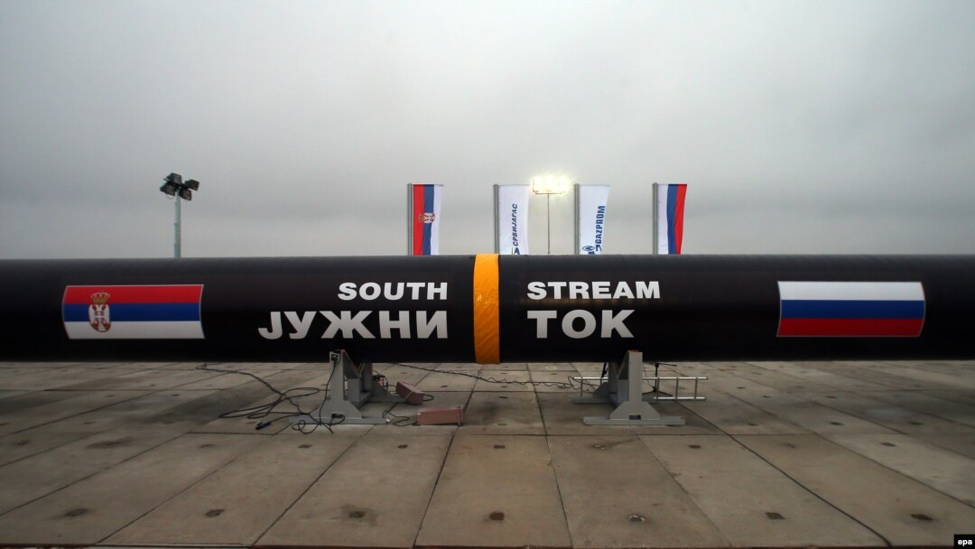 «Оңтүстік ағын» газ құбырының құрылысын бастау рәсіміне дайындалған символикалық құбырлар. Сербия, 2013 жылдың қарашасы.