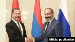 Глава правительства РФ Двитрий Медведев (слева) и премьер-министр Армении Никол Пашинян, Москва, 14 июня 2018 г. 