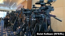Пресс-конференцияны тарткан видеокамералар.