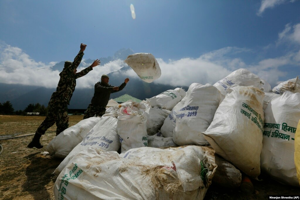 ارتش نپال در حال جمع‌آوری زباله خیل عظیم کوهنوردان در اورست است؛ شش خرداد