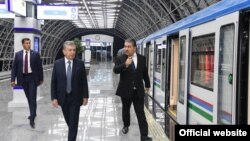 Өзбекстандын президенти Шавкат Мирзиёев жаңы метронун курулушун көрүүдө