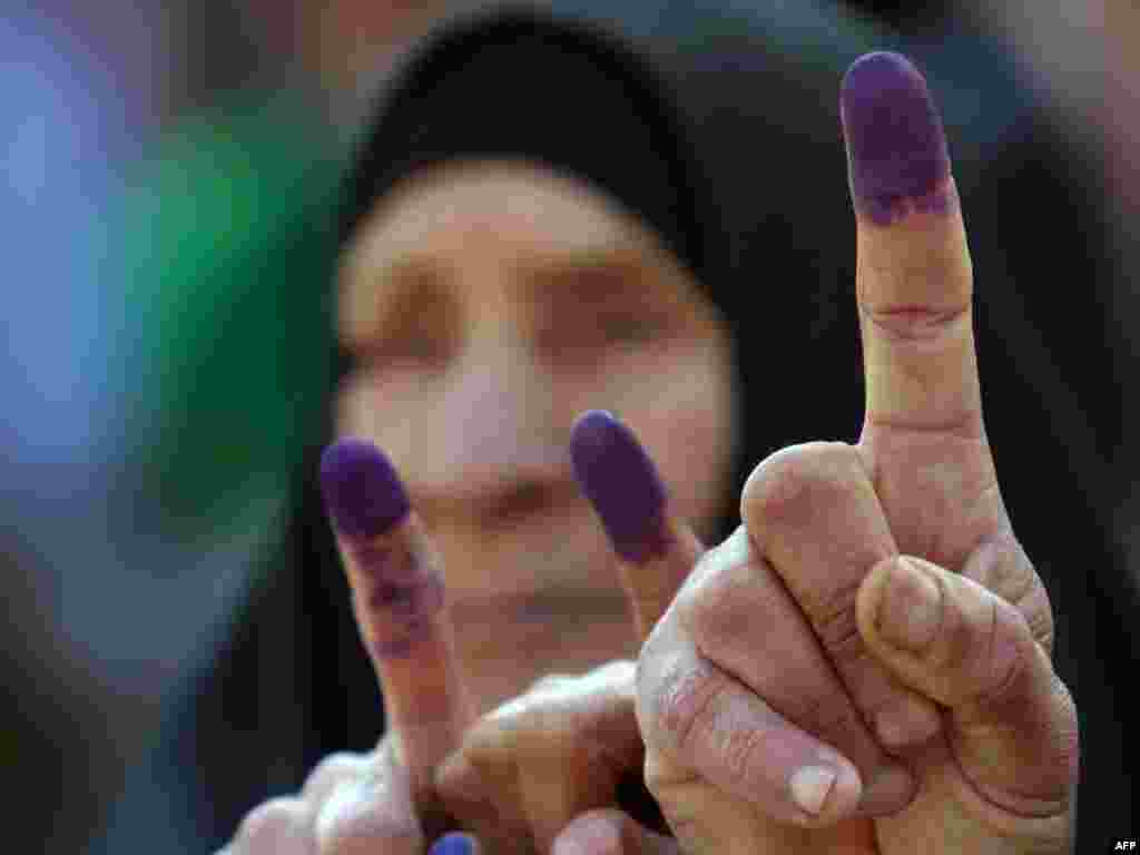 Irak, Al-Najaf - U Iraku su održani lokalni izbori.Prema podacima od oko 14.400 kandidata na listama se nalazi i 28% žena. Na izborima je glasovalo 51% birača koji su birali svoje predstavnike u 14 pokrajina. 