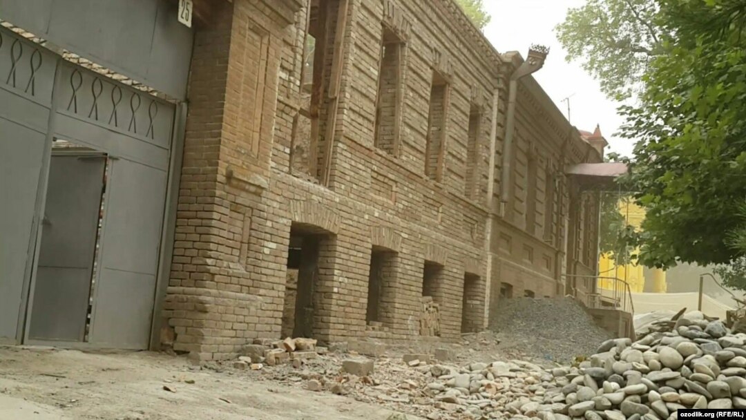 Самарканд шаарынын тарыхый бөлүгүндөгү жарым-жартылай бузулган имарат.
