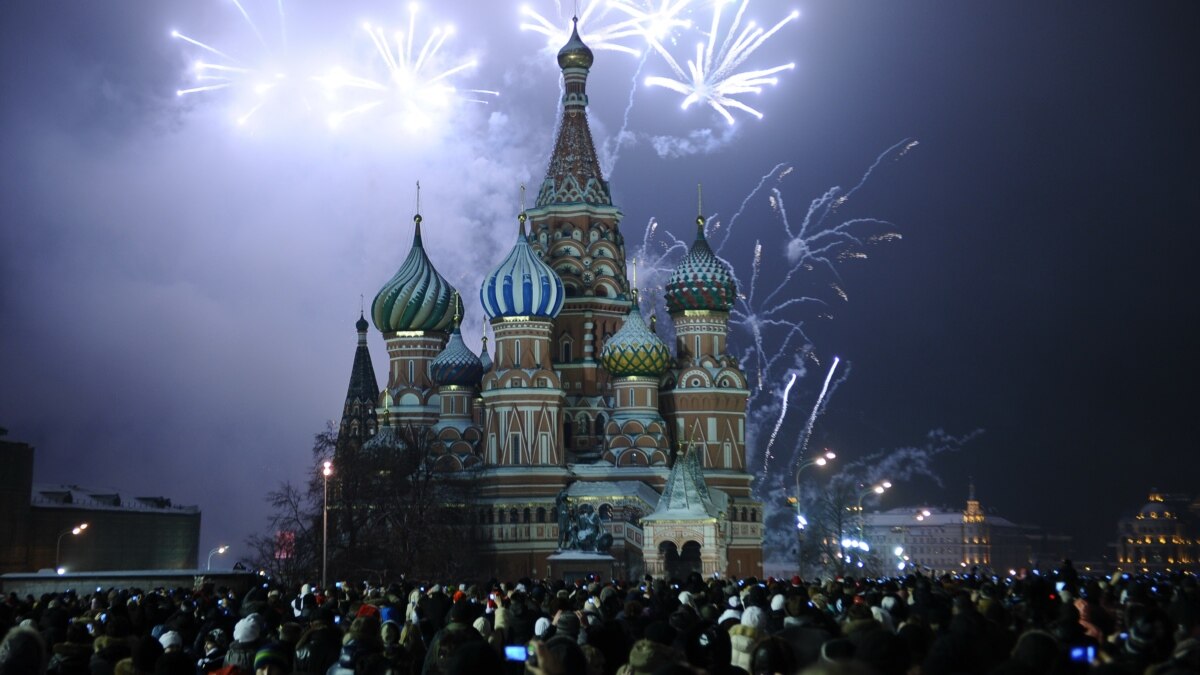 Фото 2016 года. Москва салют на площади. Новогодний салют на красной площади. Салют на красной площади на новый год. Новогодняя Москва красная площадь днем.