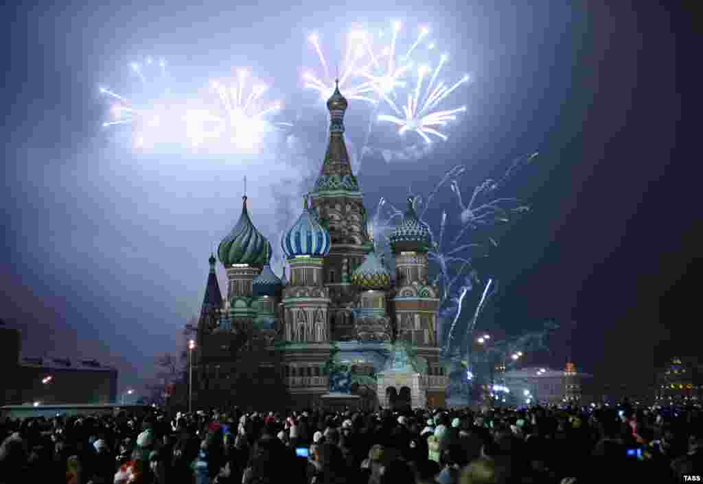 Muscovites celebrate the new year in Red Square. (ITAR-TASS)