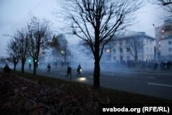 Сілавікі атакуюць дэманстрантаў сьвятлашумавымі гранатамі і гумовымі кулямі ў канцы маршу 25 красавіка на вуліцы Арлоўскай