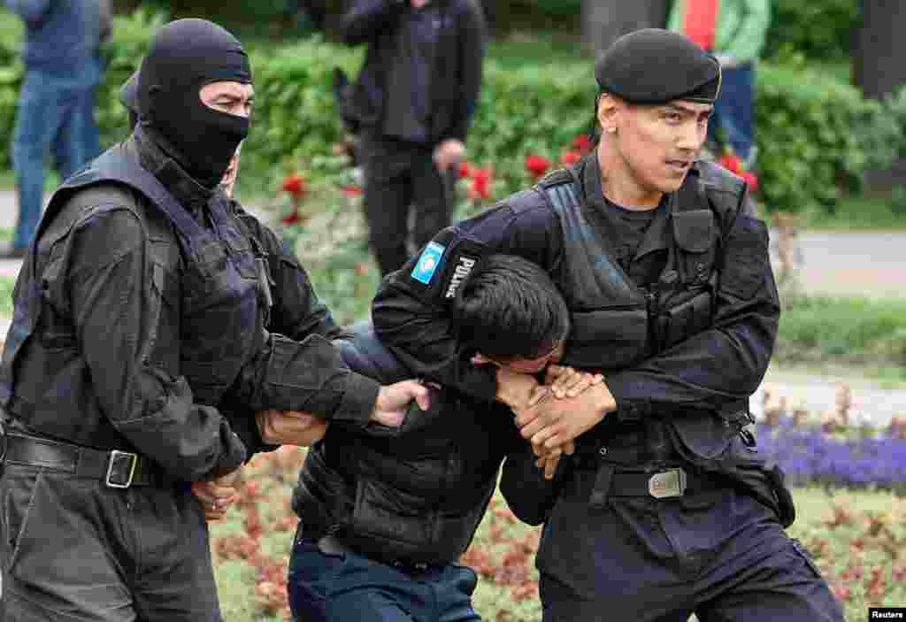Vlast.kz сайты билдиргендей, кармалган адамдардын көпчүлүгү Алматынын полиция департаментине жеткирилип жатат. 9-июнь, 2019-жыл.&nbsp;