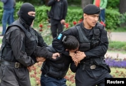 Полицейский спецназ задерживает человека в Алматы. 9 июня 2019 года.