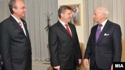 Архивска фотографија: Медијаторот Метју Нимиц со претседателот Ѓорге Иванов и преговарачот Зоран Јолевски
