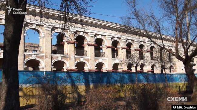 У 2011 році уряд Миколи Азарова виключив Гостиний двір із переліку пам’яток архітектури