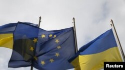 Флаги Евросоюза и Украины. Иллюстративное фото.
