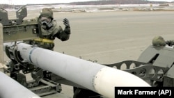 CША. Аляска. Інженер армії США завантажує ракету AMRAAM на транспортний візок, 5 квітня 2005