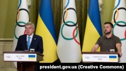 Thomas Bach NOB-elnök Zelenszkij ukrán elnökkel közös kijevi sajtótájékoztatóján 2022. július 3-án