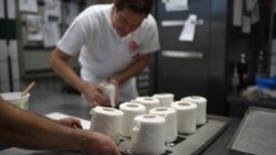 Спрос на туалетную бумагу по всему миру был таким большим, что породил массу шуток и пародий. Один пекарь из немецкого Дортмунда даже начал печь кексы, цветом и формой напоминающие пресловутые рулоны.