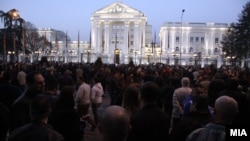 Участники протеста в Македонии против расширения сферы применения албанского языка. 