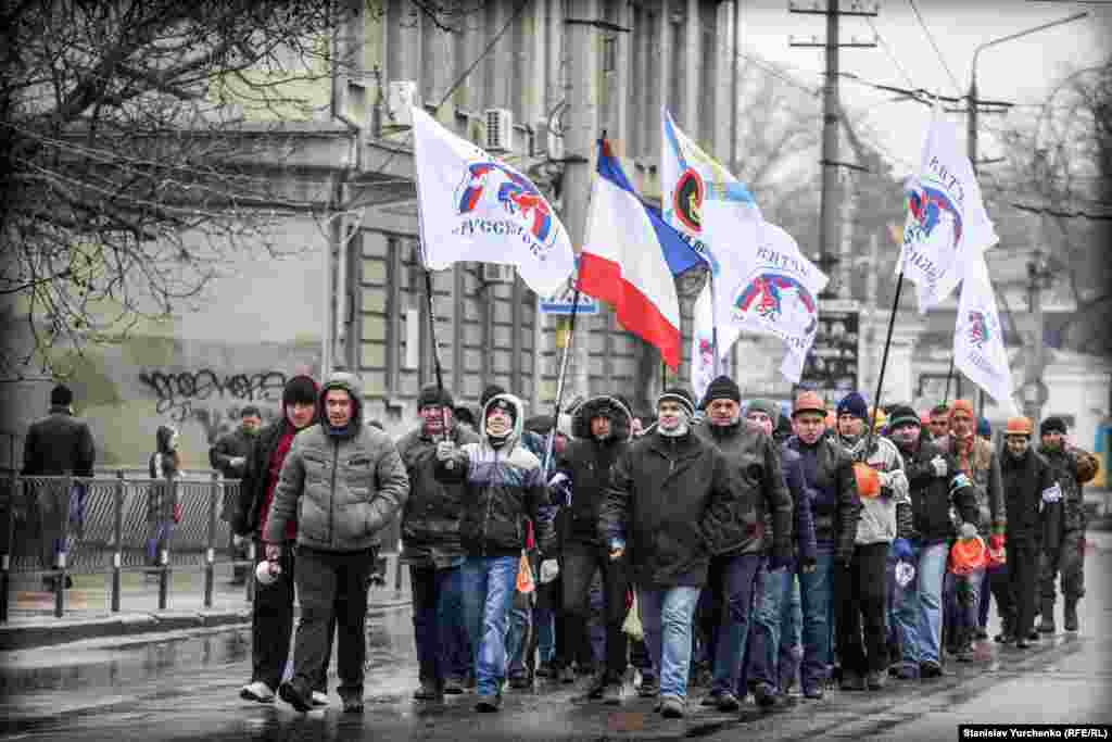 Пророссийские активисты идут по аннексированному Россией Симферополю, 27 февраля 2014 &nbsp;года