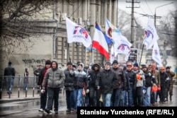 Проросійські активісти йдуть захопленим Росією Сімферополем, 27 лютого 2014 року