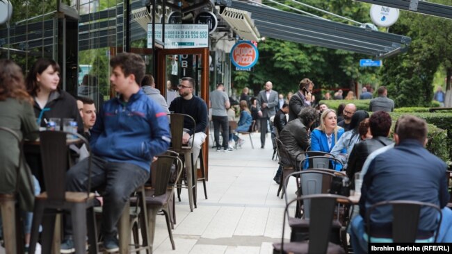 Qytetarët vërshojnë sheshet, kafenetë dhe dyqanet pas lehtësimit të masave