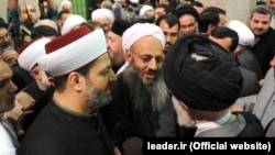 علی خامنه‌ای (سمت راست) در حال دیدار با مولوی عبدالحمید