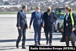 Premijer Kantona Sarajevo Edin Forto (desno), ministar zdravstva Srbija Zlatibor Lončar (u sredini) i ministar zdravstva Kantona Sarajevo Haris Vranić na Aerodromu Sarajevo.