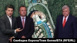 Колаж със снимки на министрите на туризма Мирослав Боршош, на регионалното развитие и благоустройството Иван Иванов и на околната среда и водите Манол Генов на фона на карта на част от наводнената площ в "Елените"
