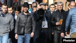 Armenia - Nikol Pashinian (C) and other members of the opposition Yelk alliance campaign in downtown Yerevan, 8Mar2017.