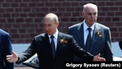 Владимир Путин и Аслан Бжания на параде Победы в Москве