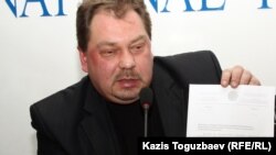 Михаил Сизов "министрліктің хаты" деген құжатты көрсетіп отыр. Алматы, 22 қаңтар 2013 жыл.
