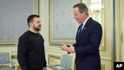 Ministrul de Externe Britanic, David Cameron, a mers la Kiev la numai două zile de la numirea în funcție.