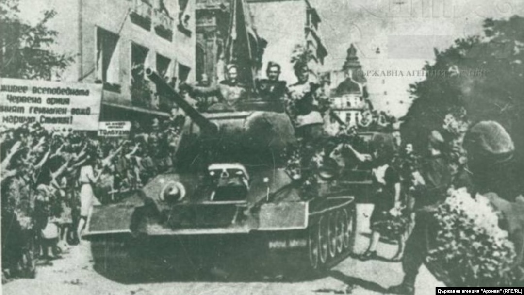 Посрещане на Червената армия в София през септември 1944 г. Източник: Централен държавен архив