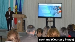 Ministrul Educației, Dan Perciun (pe scenă), în vizită la Universitatea de Stat „Bogdan Petriceicu Hașdeu” din Cahul pe 27 noiembrie, când le-a vorbit profesorilor în premieră despre perspectivele Universității.