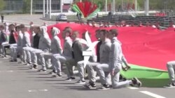 Сотні людзей бяз масак рэпэтуюць парад у Менску