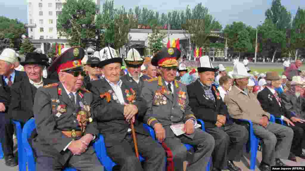 Улуу Ата Мекендик согуштун ардагерлери аянтта.