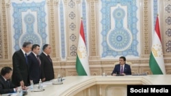 Рустами Эмомалӣ ва раисони се вилоят. Раҳбарони Суғду Бадахшон муовинонаш дар Маҷлиси Миллӣ ҳастанд