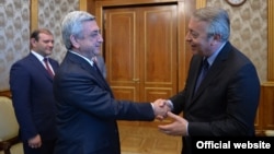 Armenia -- President Serzh Sarkisian (L) greets Antoine Frérot, the chief executive officer of Veolia Water, Yerevan, 1 June, 2015