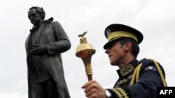 Statuja e ish-presidentit  të Kosovës, Ibrahim Rugova.