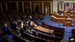 Članovi Kongresa aplaudiraju tokom govora lidera demokratske manjine Hakeema Jeffries-u u Predstavničkom domu, 3. jula 2025. godine.