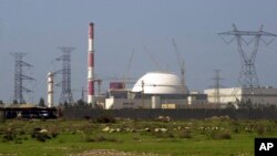 Zgrada reaktora iranske nuklearne elektrane i električni stupovi u Bušeru u Iranu, 1245 kilometara južno od glavnog grada Teherana (arhivska fotografija)