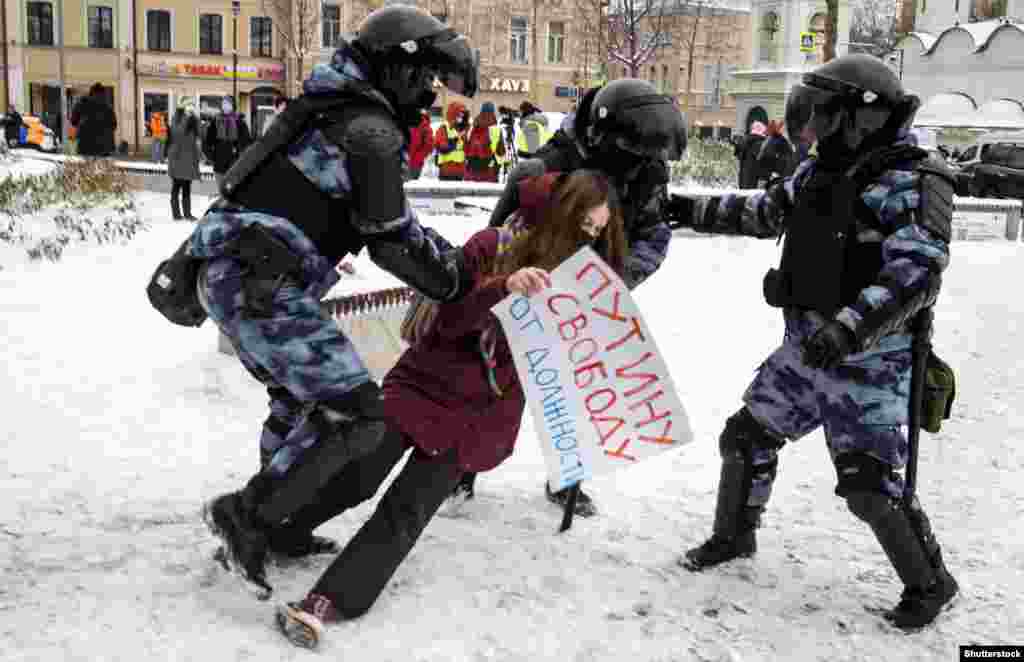Oroszországban országszerte tüntettek a bebörtönzött ellenzéki aktivista, Alekszej Navalnij mellett&nbsp;és Putyin elnök ellen.&nbsp;Több ezer embert vettek őrizetbe. A kép január 31-én készült egy tüntető letartóztatásakor Moszkvában 