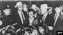 Lee Harvey Oswald gjatë një konference shtypi një ditë pas arrestimit të tij në Dallas, më 22 nëntor, 1963.