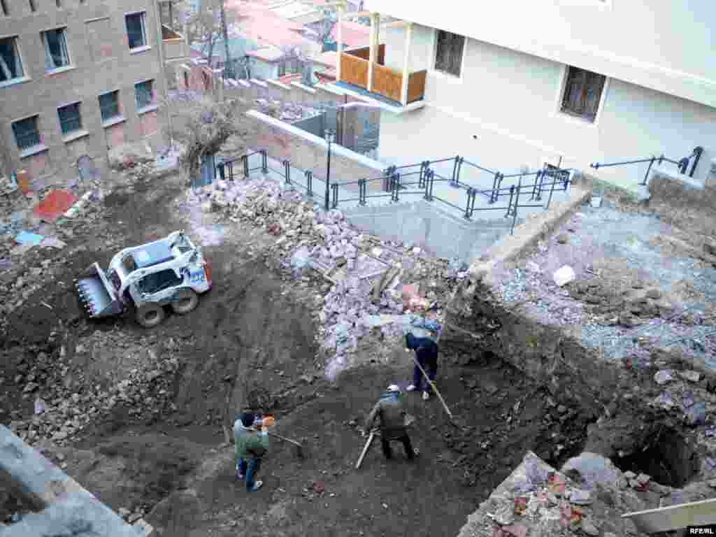 Восстановительные работы в Калаубани 