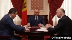 Președintele Parlamentului Andrian Candu (s), șeful statului Igor Dodon (c) și premierul Pavel Filip (d) în cadrul unei ședințe comune.