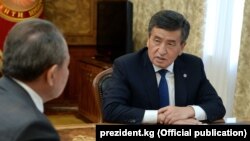 Сооронбай Жээнбеков мамлекеттик тил боюнча улуттук комиссиянын төрагасы Назаркул Ишекеевди кабыл алды.