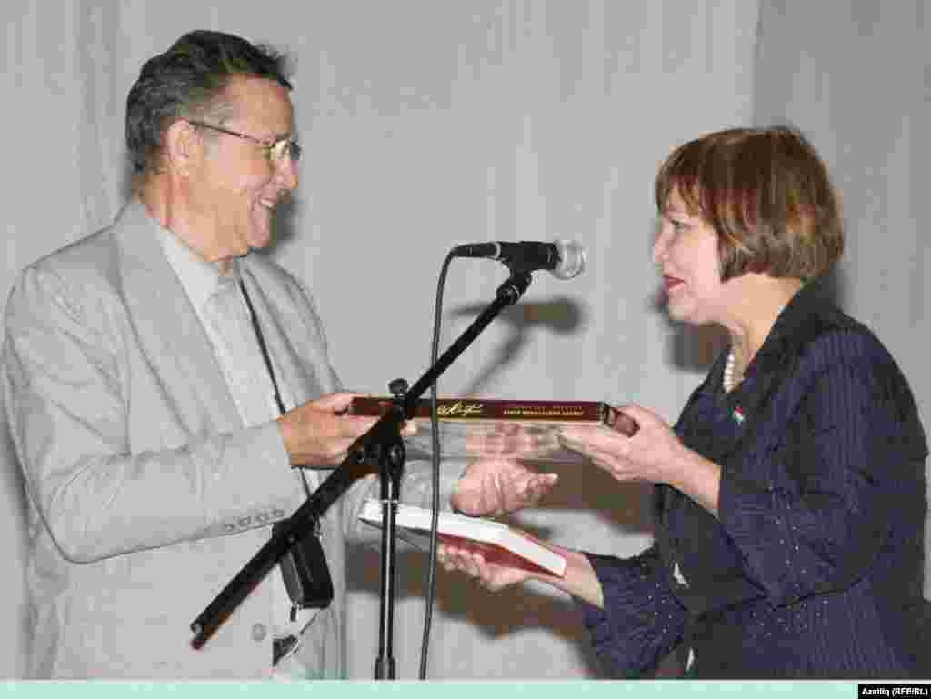 Губерна Думасы депутаты Наталья Боброва "Азатлык" хәбәрчесе Шамил Баһаутдинга үз китабын бүләк итте. Шамил Баһаутдин Наталья ханымга - кәнфит